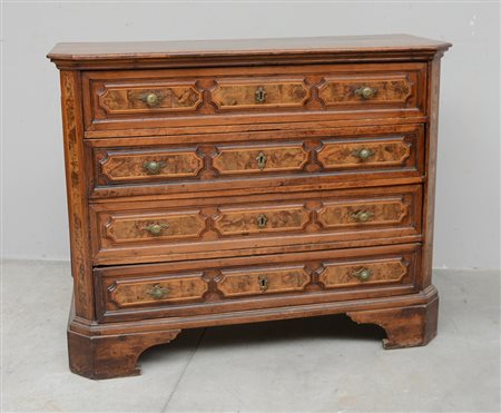Cassettone in noce a quattro cassetti anellati e decorati da specchiature in...