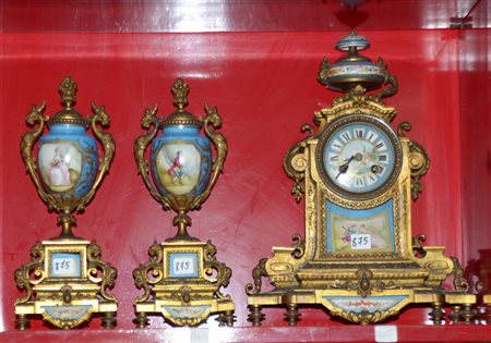 Trittico da camino in bronzo dorato e porcellana di Sevres a fondo blu...