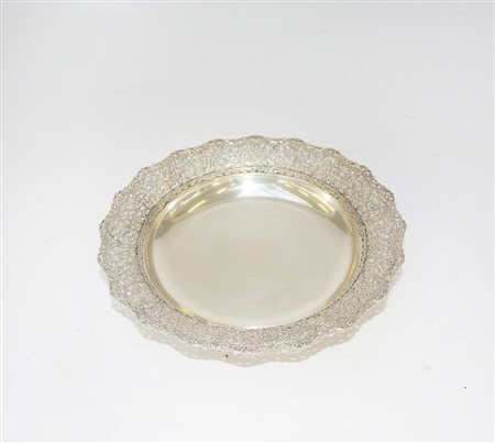 Centrotavola in argento di forma circolare con bordo traforato. Vercelli,...