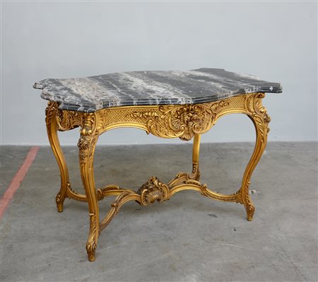 Tavolo da centro in legno intagliato e dorato decorato con fiori e volute,...