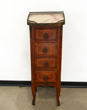 Mobiletto a quattro cassetti con piano in marmo e gambe mosse decorato da...