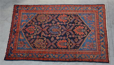 [Tappeti] Tappeto Mossul, sec. XX. Disegno all over nei toni dell'azzurro,...