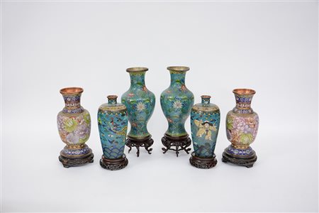 Lotto composto da sei vasi di misure diverse in metallo cloisonné, basi in...