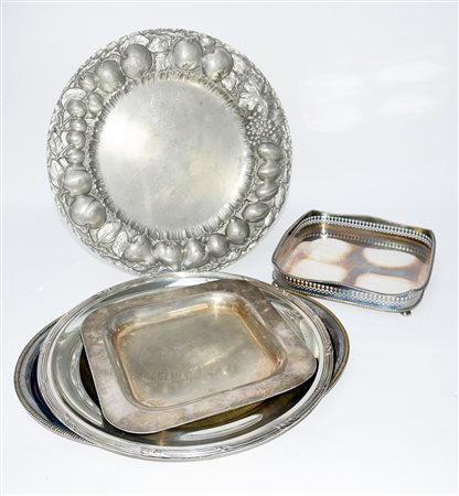 Lotto composto da cinque vassoi in metallo argentato di forme diverse di cui...