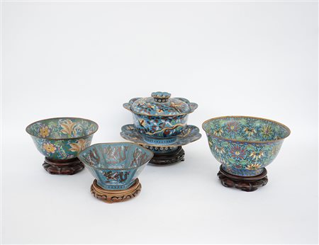 Lotto composto da una ciotola con coperchio e piatto e tre alzatine in...