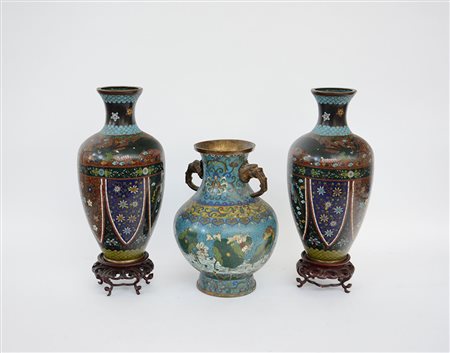 Lotto composto da tre vasi in metallo cloisonné, misure diverse, due con basi...