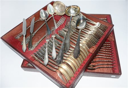 Servizio di posate in metallo argentato composto da dodici forchette,...