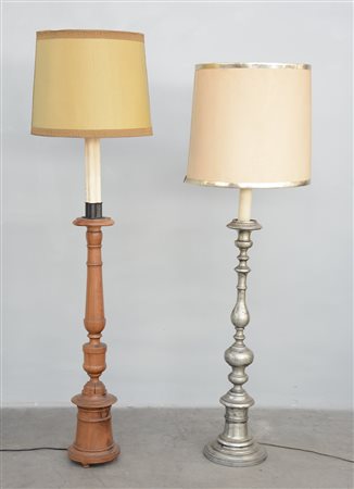 Lotto composto da due lampada da terra in legno e metallo (misure diverse)...