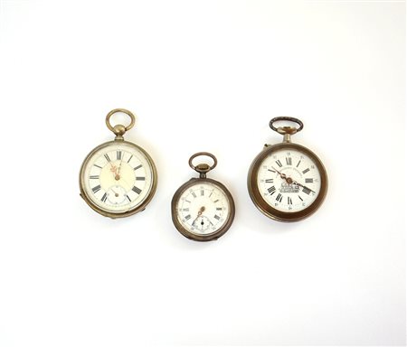 Lotto di tre orologi da tasca in metallo e argento, misure diverse (difetti)
