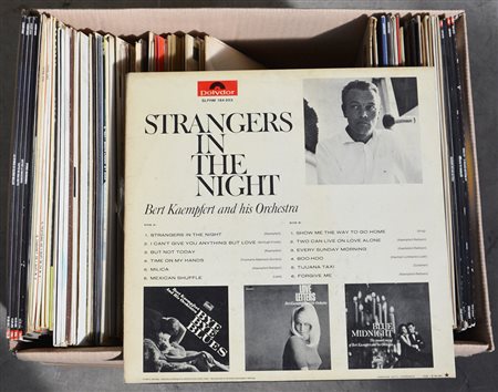 Cartone contenente circa 60 dischi in vinile