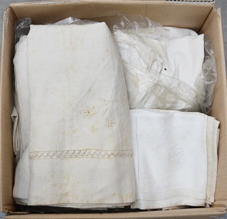 Cartone contenente tovaglie, tovaglioli e stoffe varie (difetti)