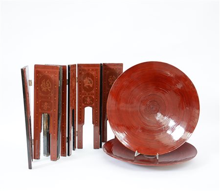 Lotto composto da un piccolo paravento da tavolo e due piatti in lacca (difetti)