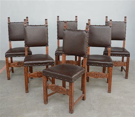 Gruppo di sei sedie con pinnacoli intagliati rivestite in cuoio (difetti)