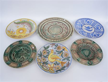 Lotto composto da sei piatti di manifattura e decoro diverso in terracotta e...