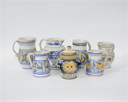 Lotto composto da sei sei brocche ed un vaso in ceramica e terracotta...