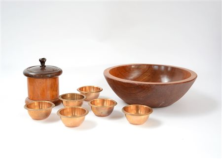 Lotto composto da una grande ciotola ed un contenitore con coperchio in legno...