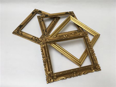 Lotto composto da quattro cornici dorate (difetti)