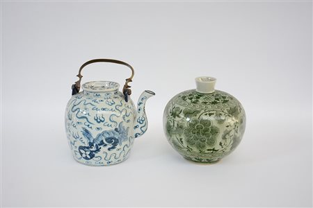 Lotto composto da una teiera in porcellana bianca e blu ed un vaso di forma...