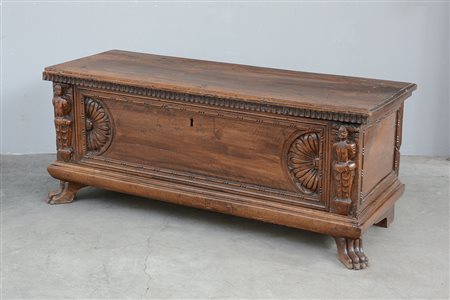 Antica cassapanca in noce con fronte riquadrato e montanti intagliati con...