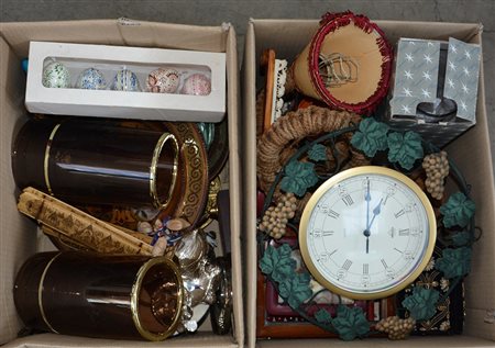 Lotto di due cartoni contenenti oggetti vari