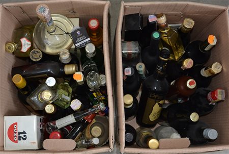 Lotto di due cartoni contenenti bottiglie di alcolici e liquori vari