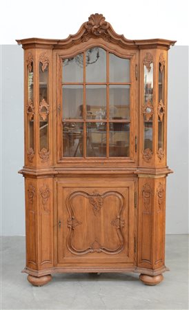 Cantonale a due corpi in rovere, parte superiore con anta a vetri e cimasa...