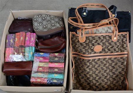 Lotto di due cartoni contenenti numerose borse e portafogli di diverso genere
