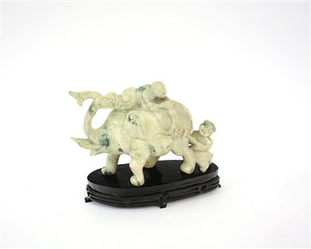 Scultura in pietra dura raffigurante elefante, con base in legno (difetti)