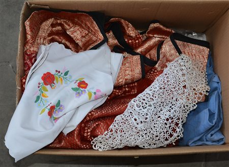 Cartone contenente tovaglie e tessuti di vario genere