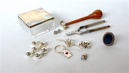 Lotto di numerosi oggetti principalmente in metallo e argento, per usi...