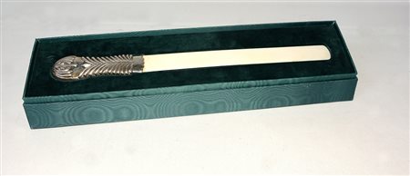 Tagliacarte in avorio con impugnatura in argento. Londra 1893, in custodia...