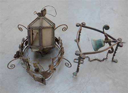 Lotto composto da un campana con supporto in ferro, una lanterna e una parte...