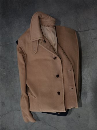 Cartone contenente cappotti e impermeabili di vario genere