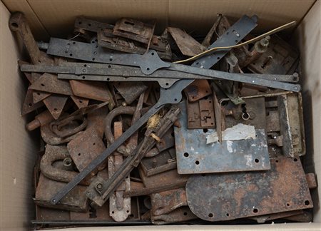 Cartone contenente numerose serrature e chiavistelli in ferro di epoche...