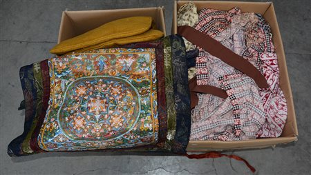 Lotto di due cartoni contenenti tessuti diversi