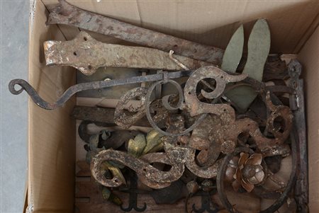Scatola contenente numerosi fregi in ferro battuto (difetti)