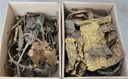 Lotto composto da due cartoni contenenti numerosi fregi in lamierino (difetti)