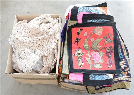 Lotto di due cartoni contenenti pizzi e tessuti diversi