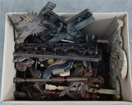 Cartone contenente numerosi fregi, croci e mocntanti di mobili in legno...
