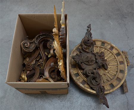 Cartone contenente numerosi fregi in legno intagliato di epoche diverse...