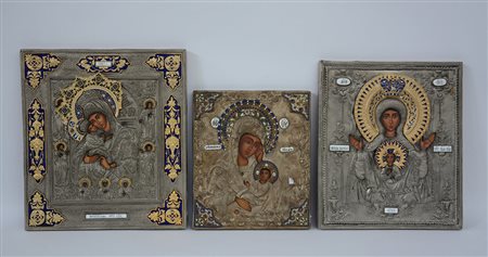 Lotto di tre icone russe con riza in metallo argentato e smalti policromi...