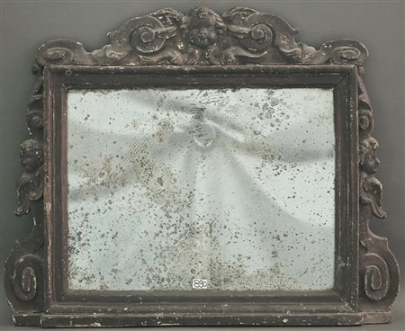 Cartagloria montato a specchio in legno intagliato e argentato a teste di...