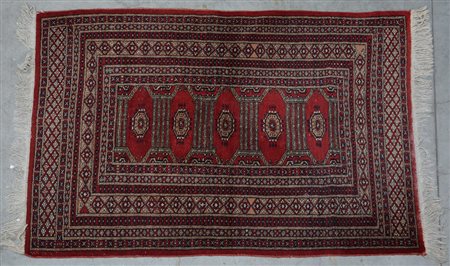 [Tappeti] Tappeto Boukhara, Pakistan, sec. XX a fondo rosso (cm 150x101)...