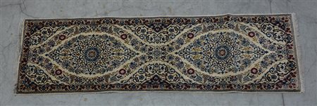 [Tappeti] Tappeto Nain, Persia, sec. XX. Annodato in lana e seta con disegno...