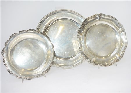 Tre piatti in argento di forma circolare. Italia, sec. XX (d. cm 25,5; 30,5;...