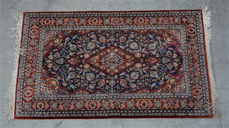 [Tappeti] Tappeto Qum, Persia, sec. XX. Disegno a medaglione blu su fondo...