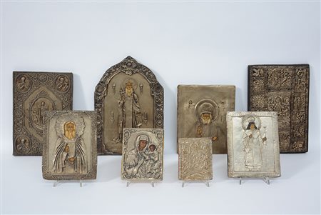 Lotto composto da otto icone diverse con riza in metallo argentato e argento...