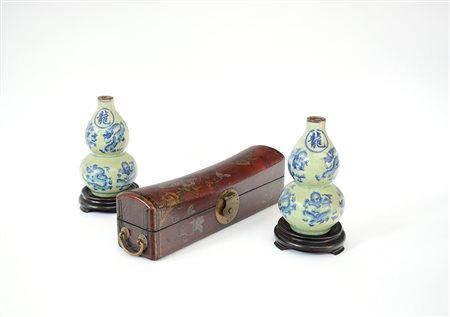 Lotto composto da una scatola con coperchio in lacca e due vasi in porcellana...