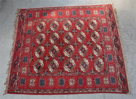 [Tappeti] Tappeto Afghan, sec. XX. Disegno Boukhara nei toni del rosso,...