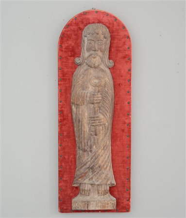 Altorilievo in legno scolpito raffigurante San Pietro (h cm 84) montato su...